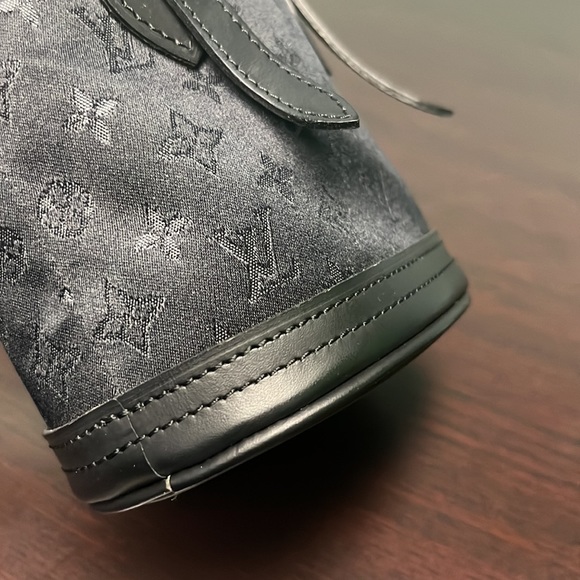 Louis Vuitton
2001 Pre-owned Monogram Little Bucket Handbag w/ Matching Wallet! - Picture 8 of 8